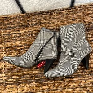 New Black & white houndstooth boots ladies 7.5 with memory foam